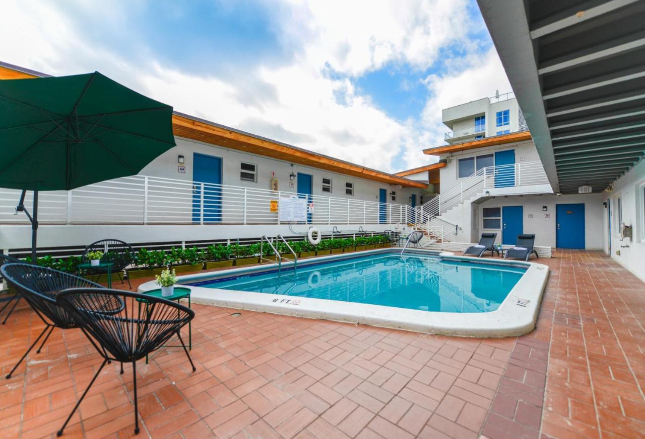 Cozy 1 Bedroom With Pool Steps From The Beach #41 Hollywood Exterior photo